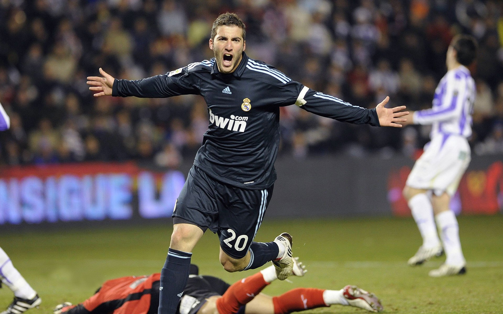 横滨水手防线组织更加严密，横滨水手5号