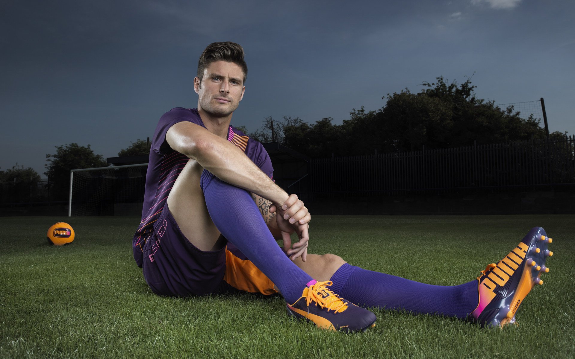 里昂后防线团结相助，成功化解对手凶险进攻，里昂加强